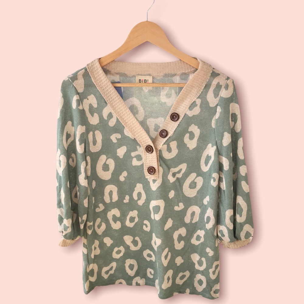 NEW| 🍁 V-neck Animal Print Sweater